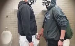 Vadiagem sem hora para acabar no banheiro público – 2