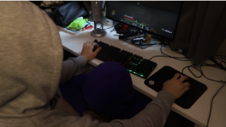 Va anar a ajudar amb Minecraft i va acabar assegut al joystick