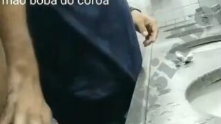 Vadios oferecem a raba no banheiro e trintão mete gala sem dó – 2