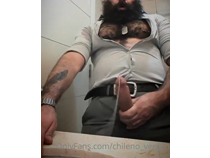 Executivo peludão mão nervosa vive no esguicho