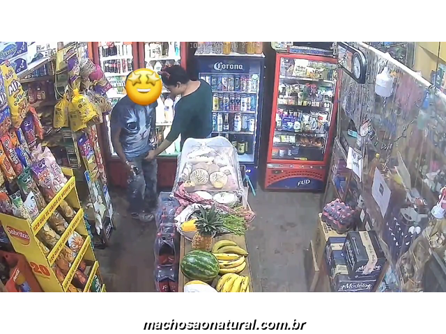 Boneca do mercadinho cai de boca na pica dos clientes – 3