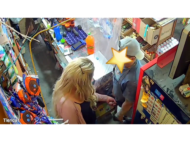 Boneca do mercadinho cai de boca na pica dos clientes – 2